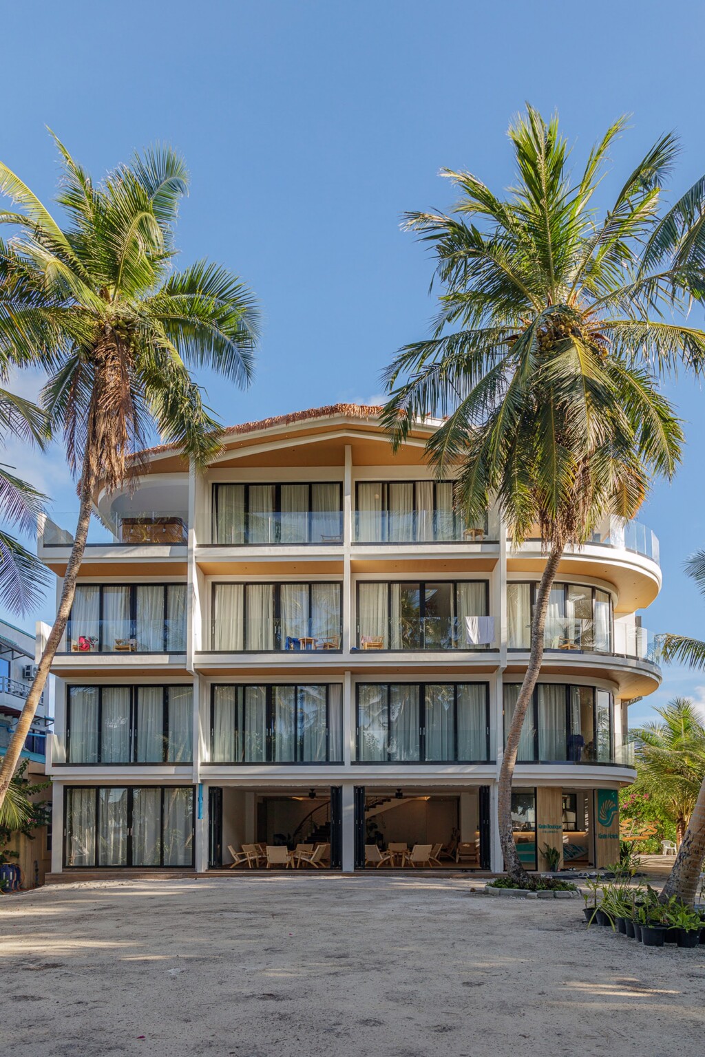 Kinan Boutique 7 棕櫚樹環繞的白色旅館外觀