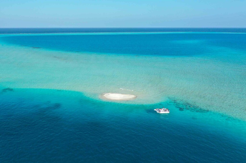Dharavandhoo 沙洲浮潛 8 小型沙洲與船隻的空拍海景