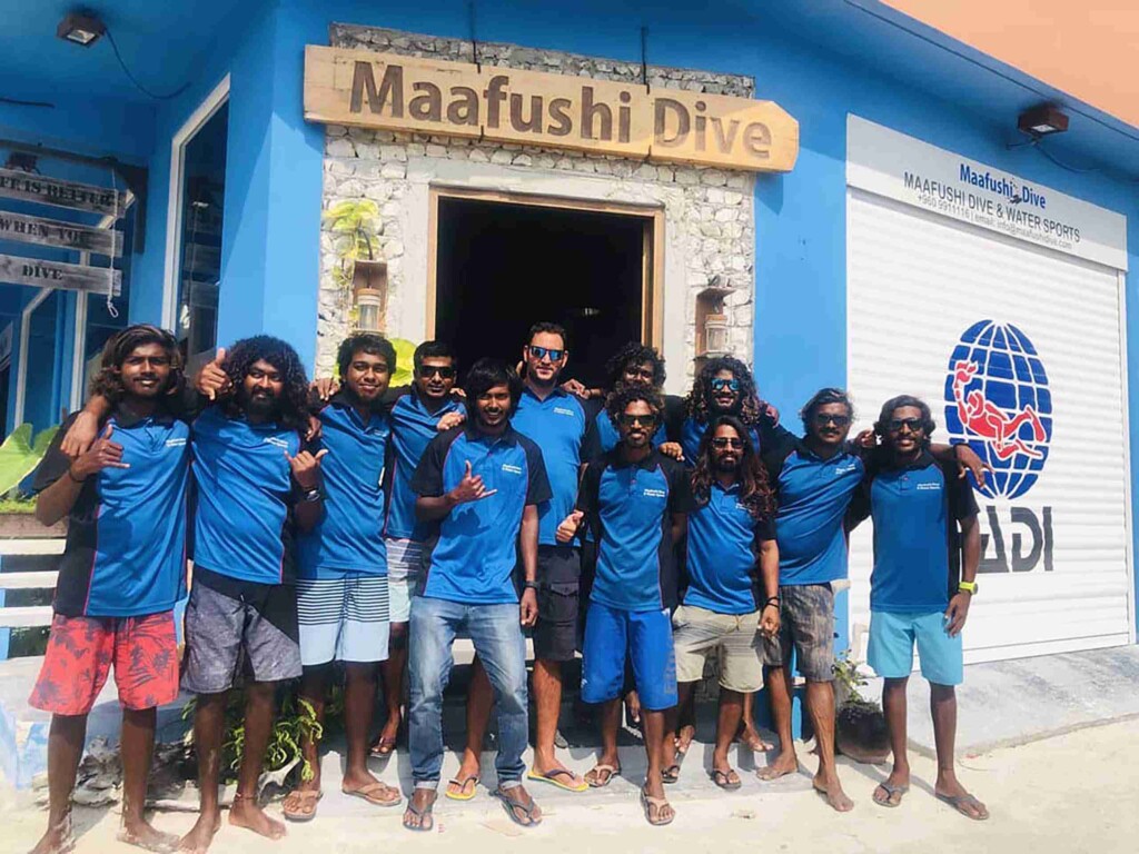 Maafushi 潛水中心推薦 7 Maafushi Dive 潛水中心與工作人員合影