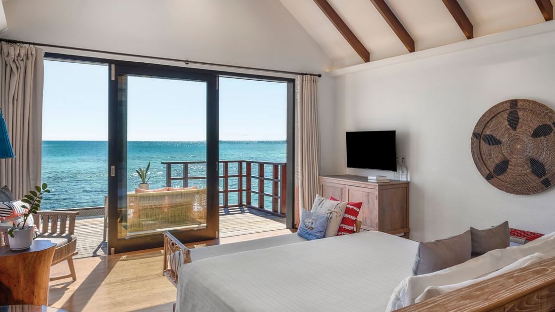grand-park-kodhipparu-room-lagoon-water-villa_wide