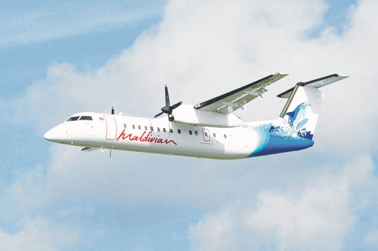 Maldivian 航空公司的螺旋槳客機飛越天空