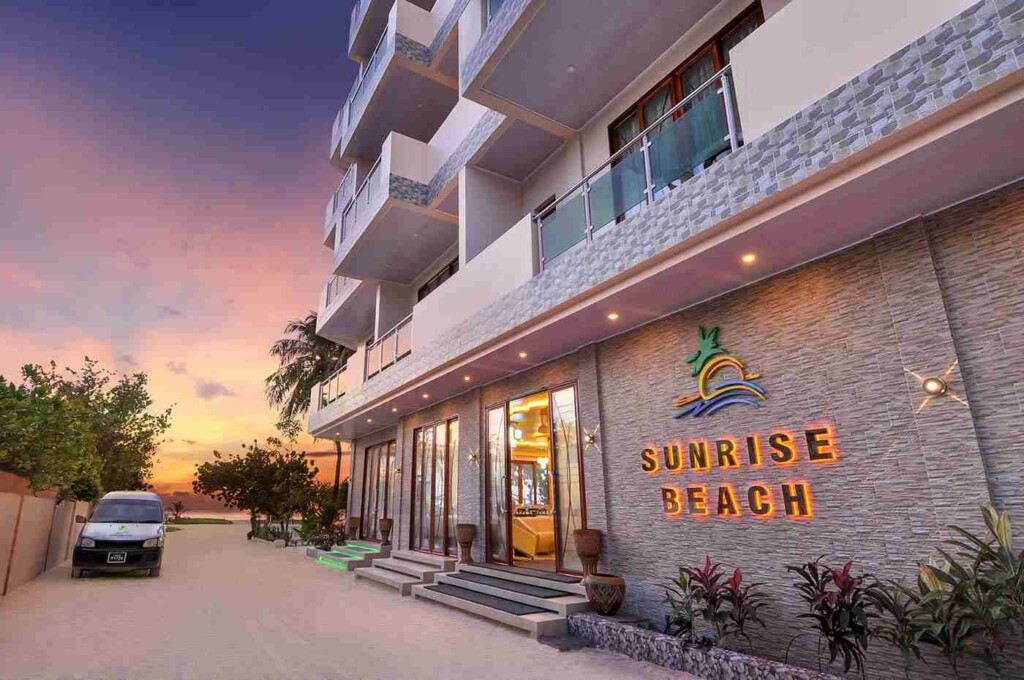 Sunrise Beach Hotel 1 Sunrise Beach Hotel 夕陽下的建築外觀