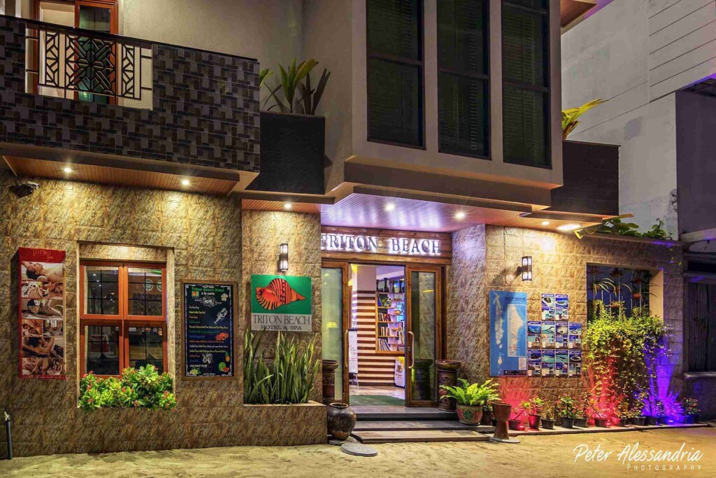 Triton Beach Hotel 2 Triton Beach Hotel 夜間入口與戶外植栽