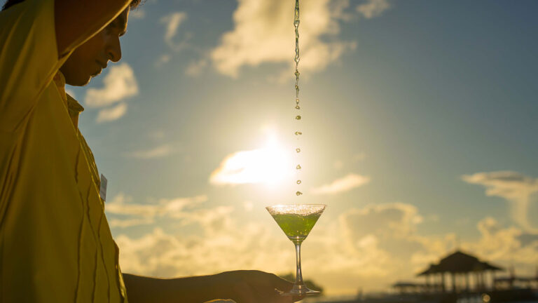 玩轉馬爾地夫 Holiday Inn Resort Kandooma Maldives resraurant BAR Aveli Beach Bar1