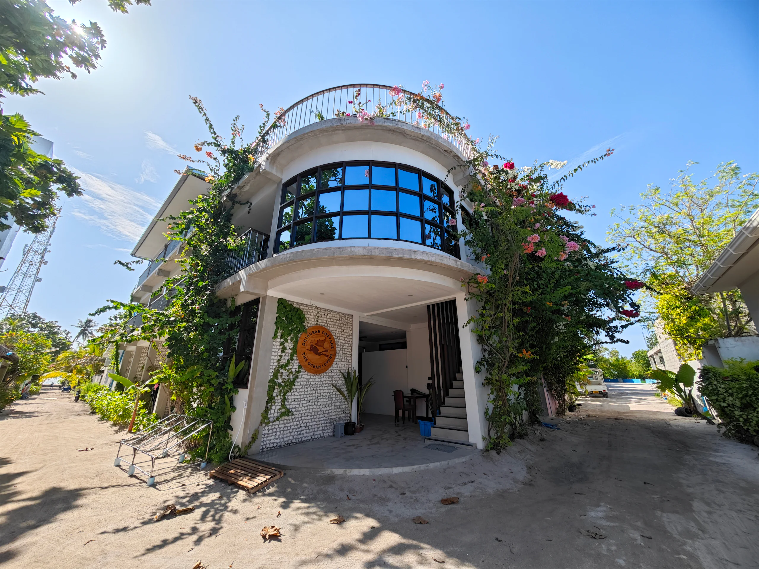 Dhigurah Cottage 3 爬滿花藤的白色旅館入口
