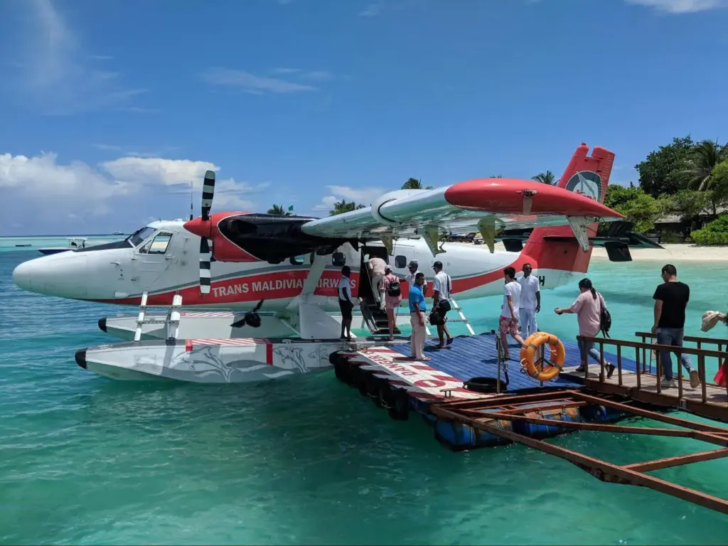 Plumeria 水上飛機 1 停靠碼頭的紅白色水上飛機與登機旅客