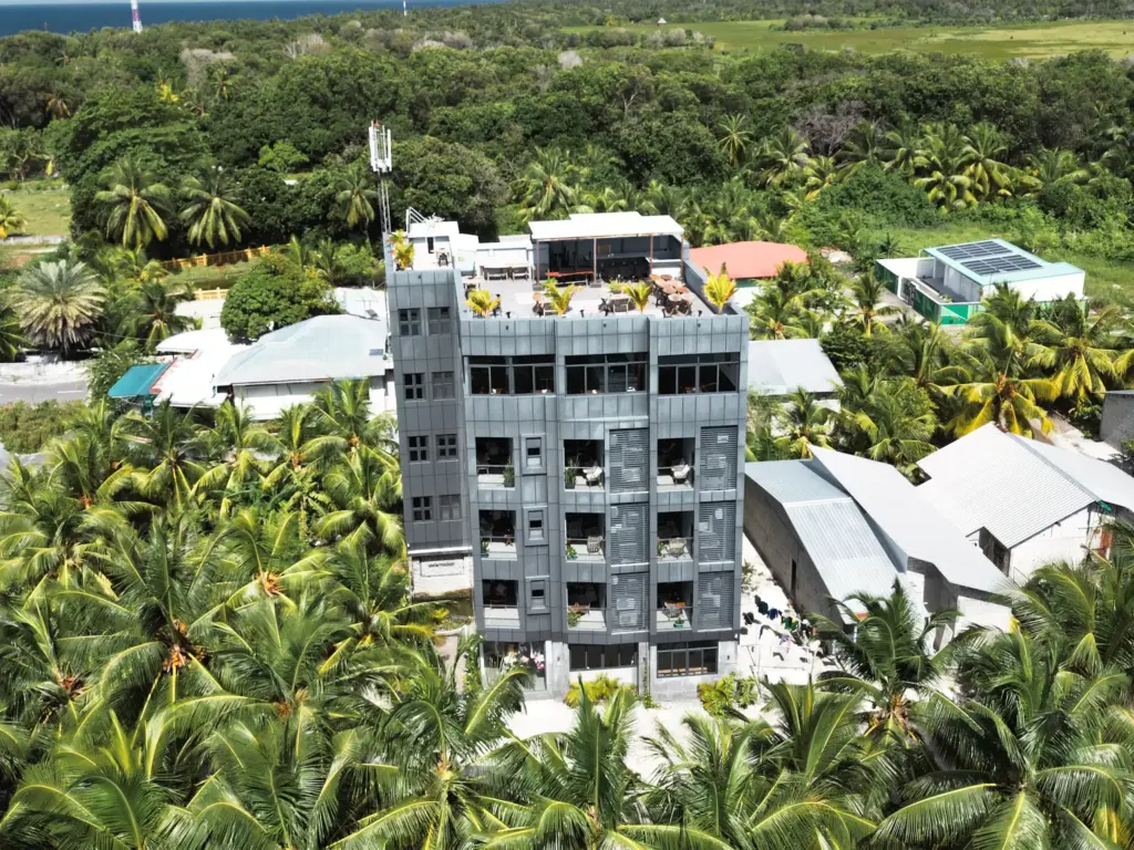 Maa Thundi Hotel 5 棕櫚樹林中的多層旅館空拍