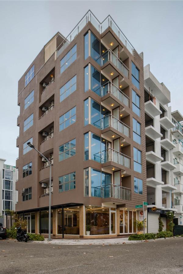 Amber Beach Inn 1 街角的現代多層旅館建築