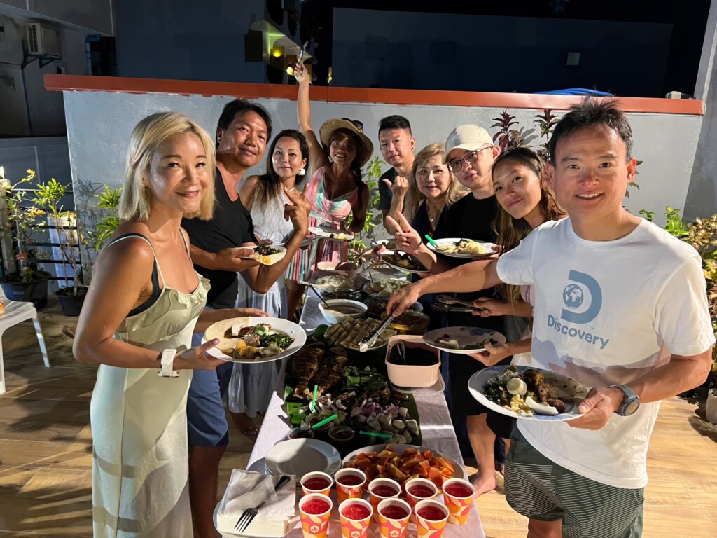 當地人家餐食體驗 5 多人在戶外餐桌旁享用自助餐