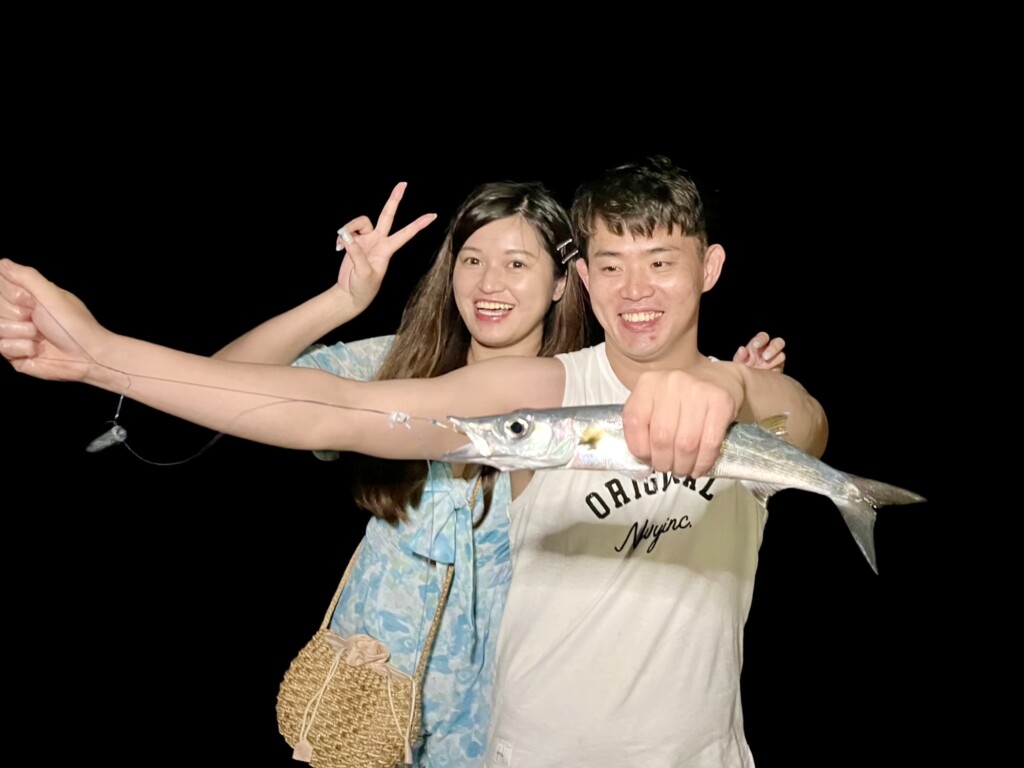 Maafushi 夜釣 4 兩名遊客夜間展示釣起的魚